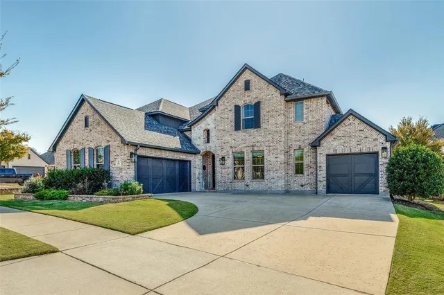 a view of a yard in front of house