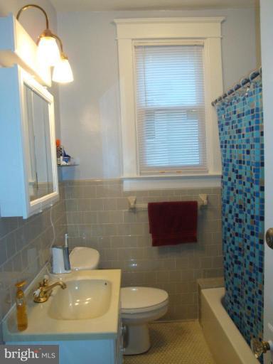 18 Edmondson Ridge Road Catonsville, MD 21228 - Photo 8 of 17 New tub and toilet