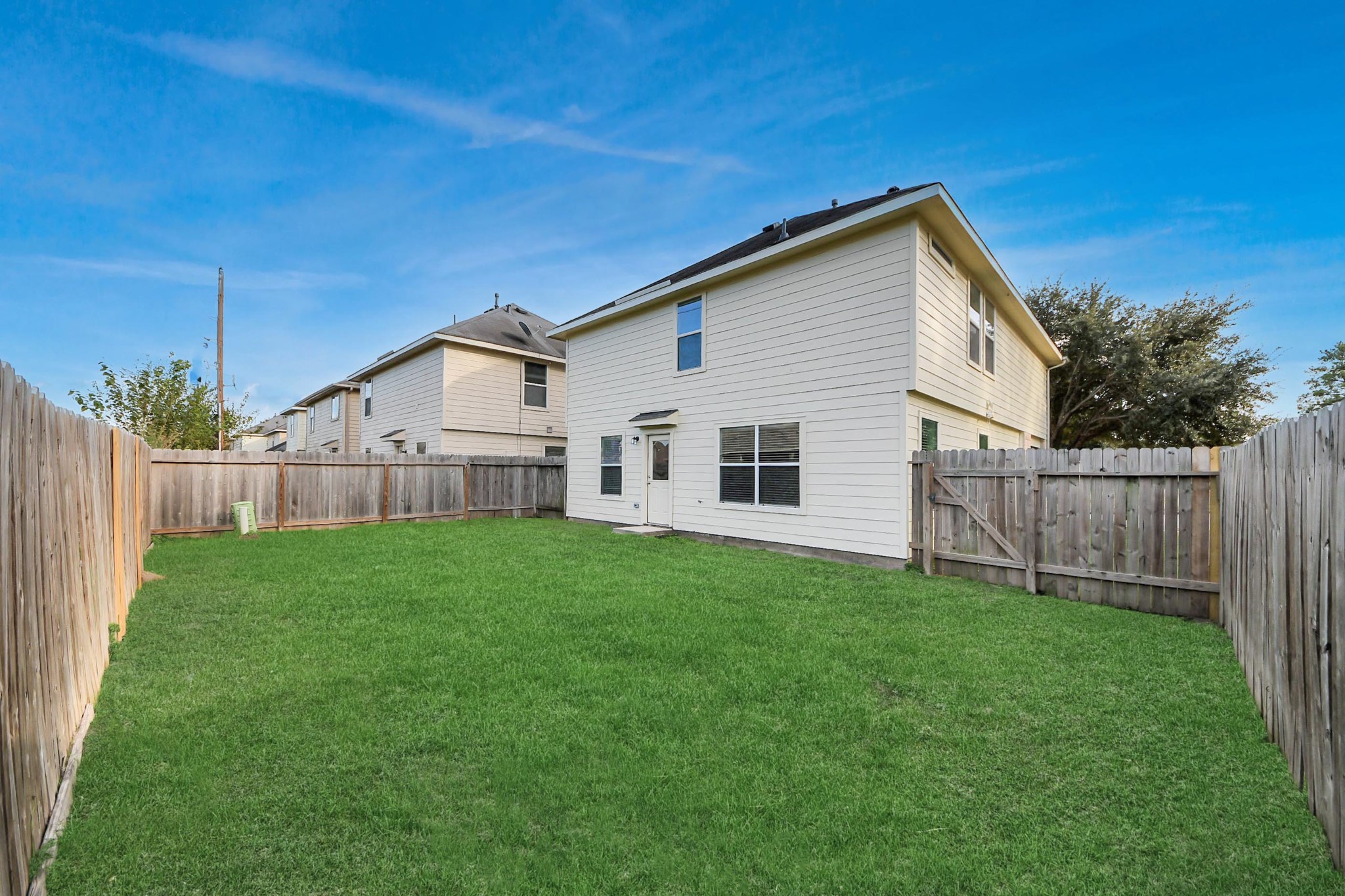 886 Darbydale Crossing Lane Houston, TX 77090 - Photo 38 of 41 a view of a backyard with a garden