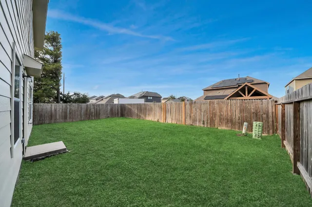 a view of a back yard