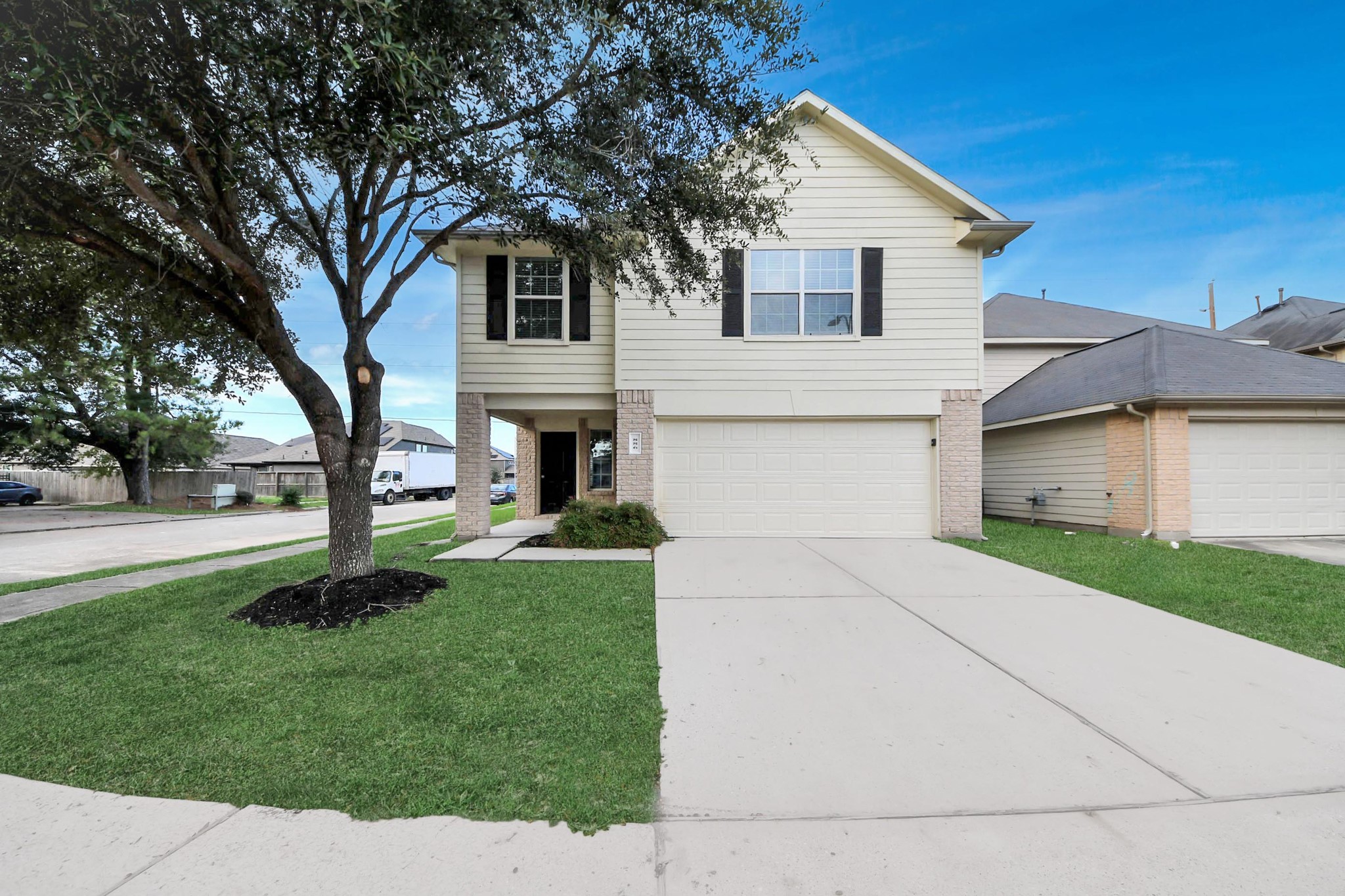886 Darbydale Crossing Lane Houston, TX 77090 - Photo 5 of 41 a front view of a house with garden