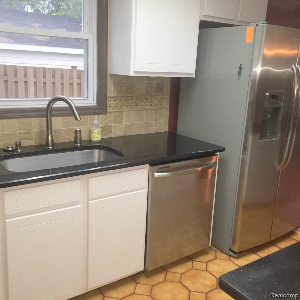 1737 Oxford Road Berkley, MI 48072 - Photo 12 of 40 Kitchen