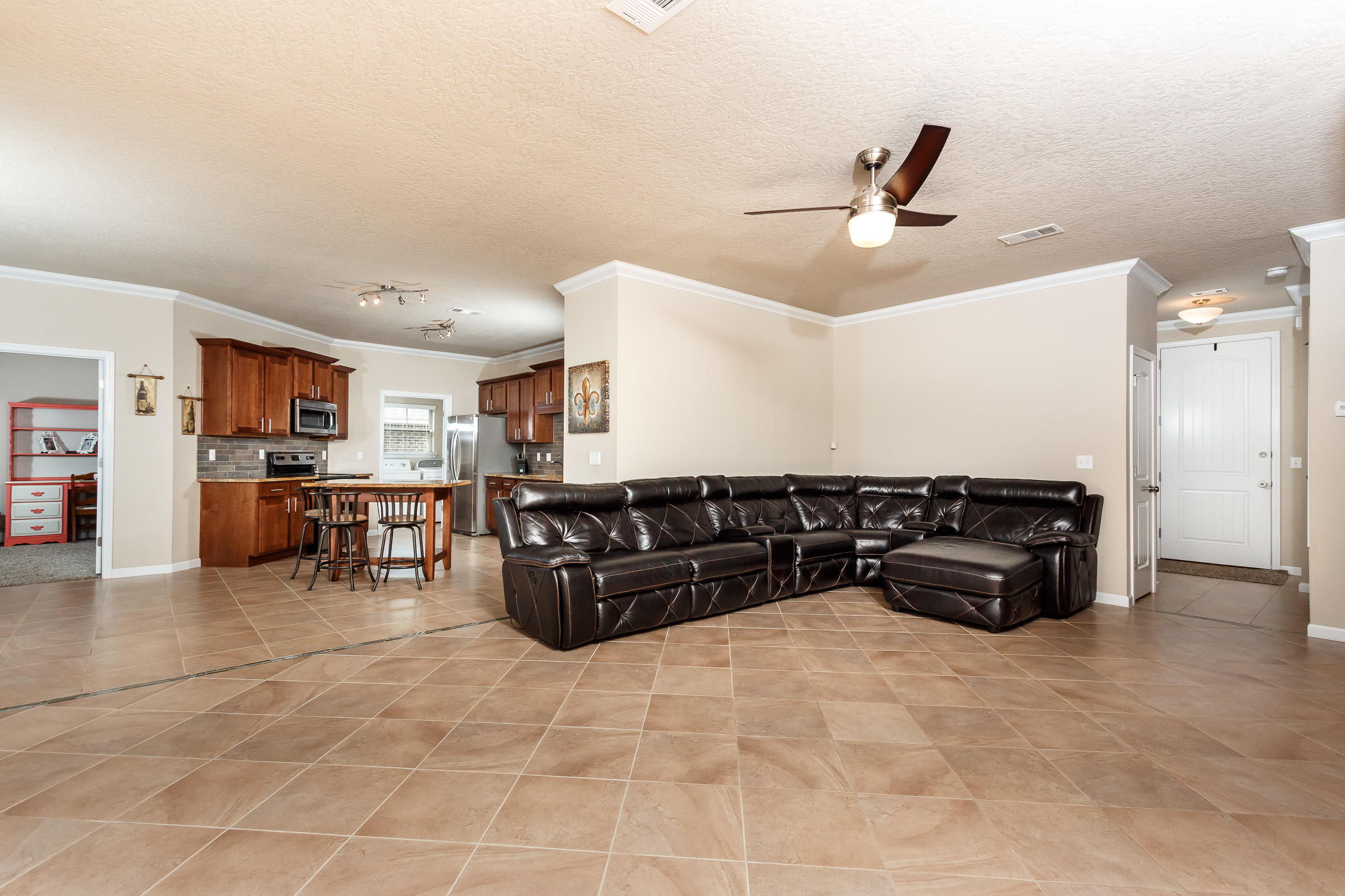 4600 Hermosa Road Crestview, FL 32539 - Photo 11 of 40 a living room with furniture