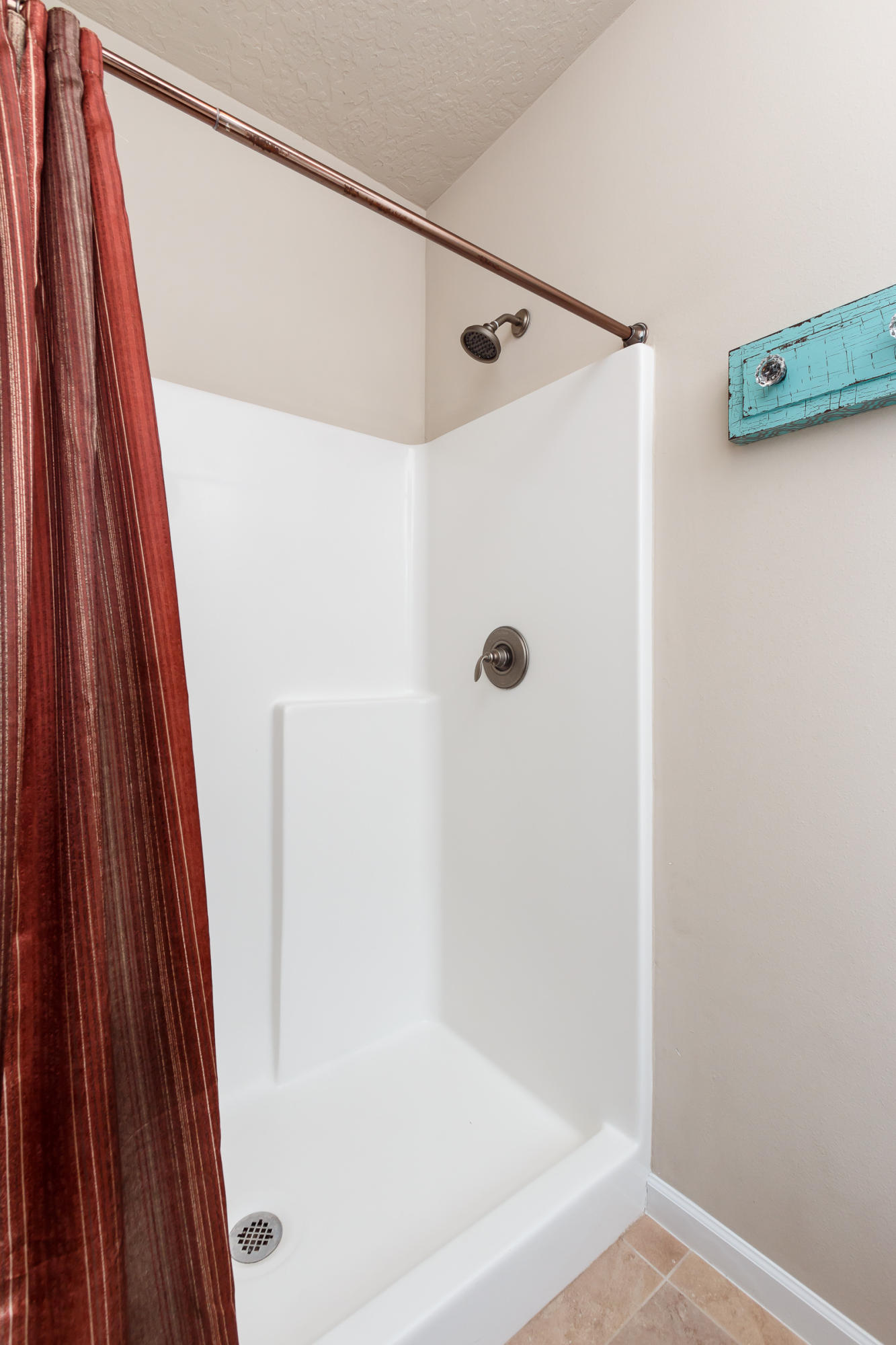 4600 Hermosa Road Crestview, FL 32539 - Photo 19 of 40 a bathroom with a shower and a tub