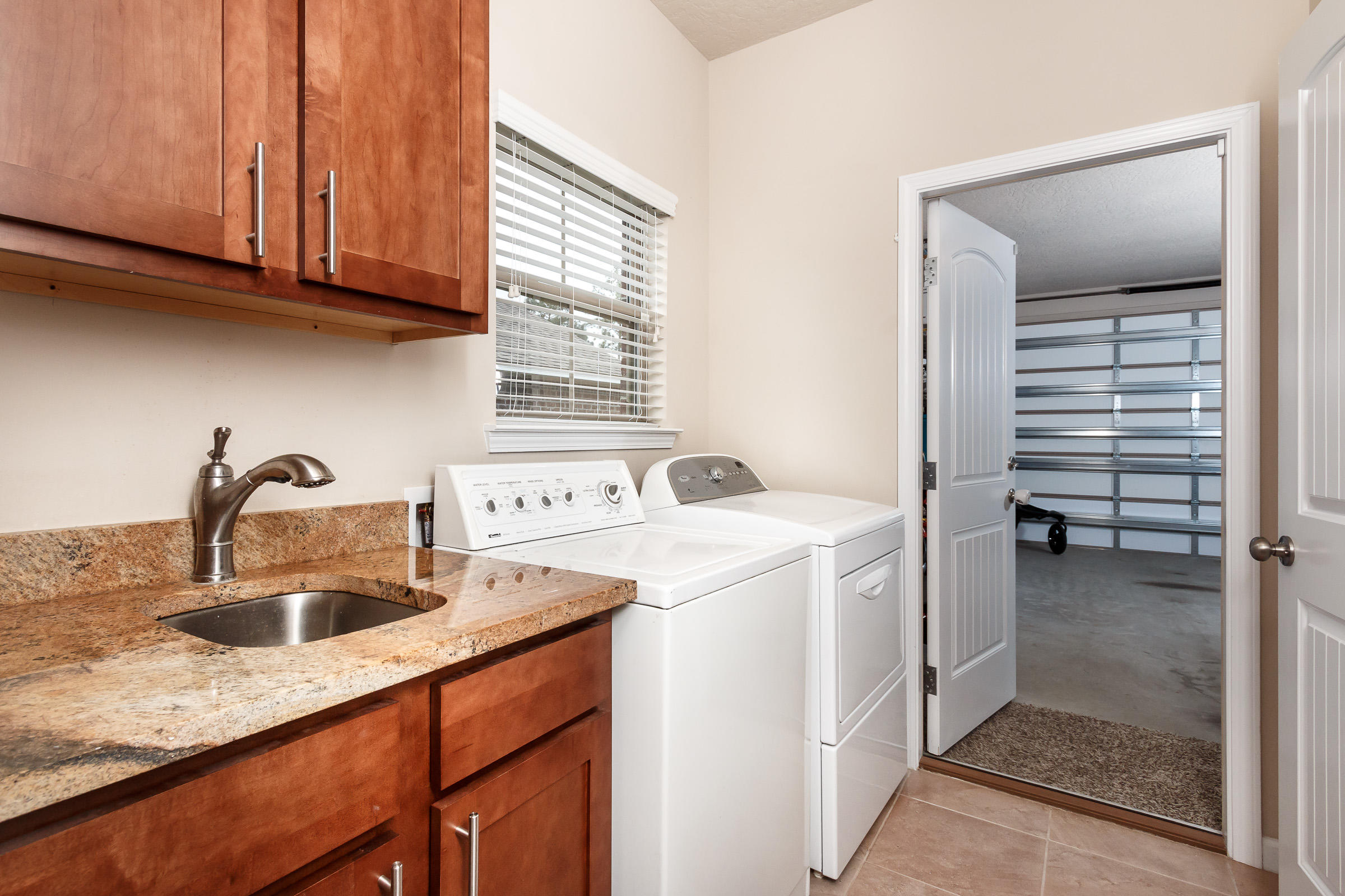 4600 Hermosa Road Crestview, FL 32539 - Photo 24 of 40 a utility room with sink dryer and washer