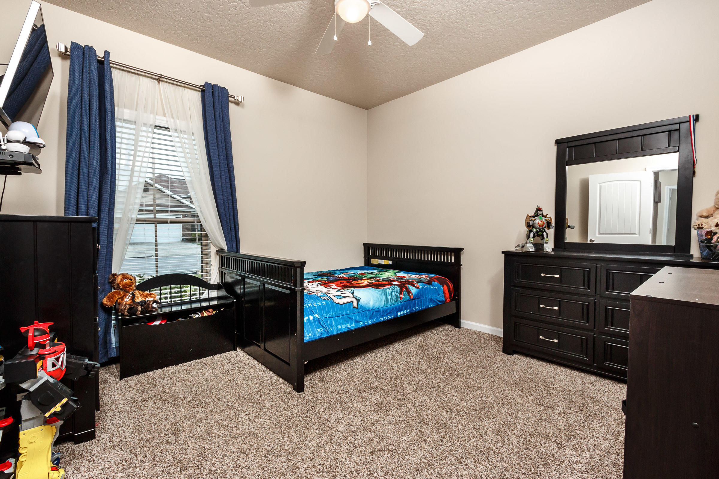 4600 Hermosa Road Crestview, FL 32539 - Photo 25 of 40 a bedroom with a bed and a dresser in it