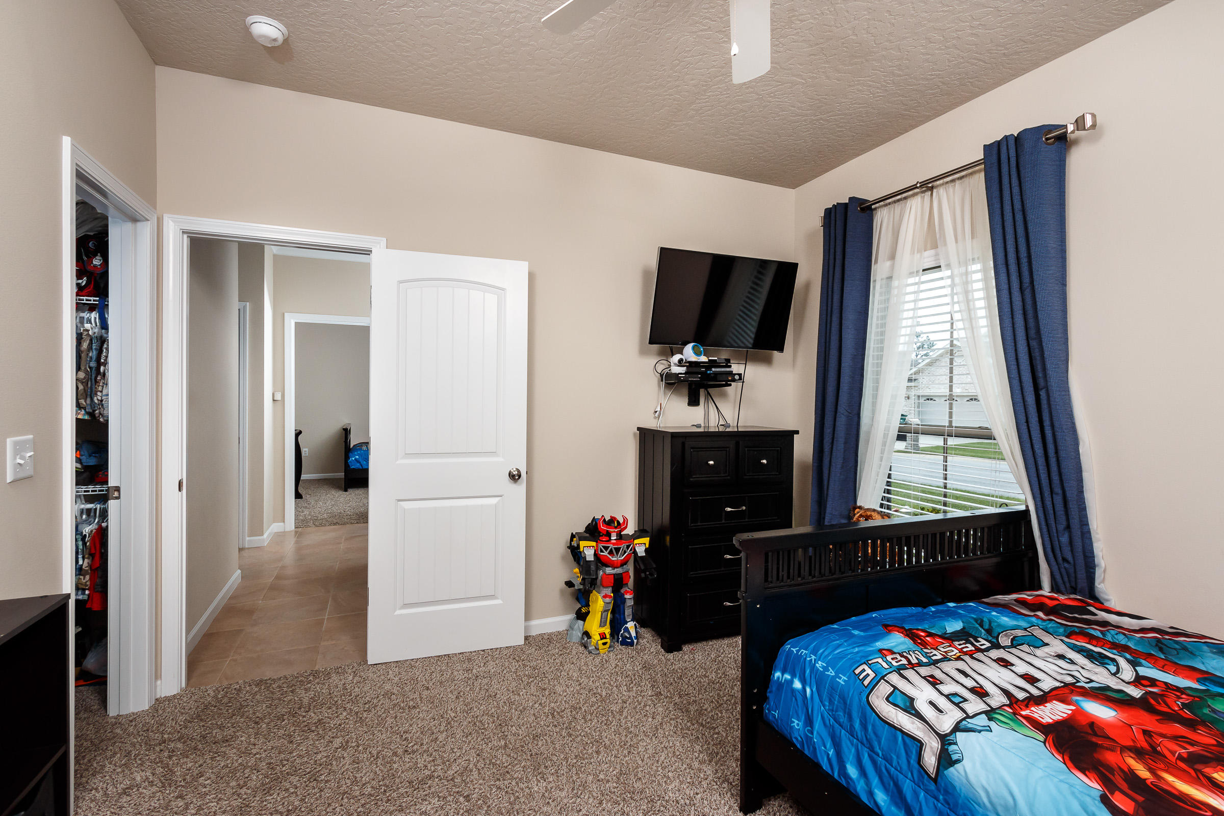 4600 Hermosa Road Crestview, FL 32539 - Photo 26 of 40 a bedroom with a bed and a flat tv screen
