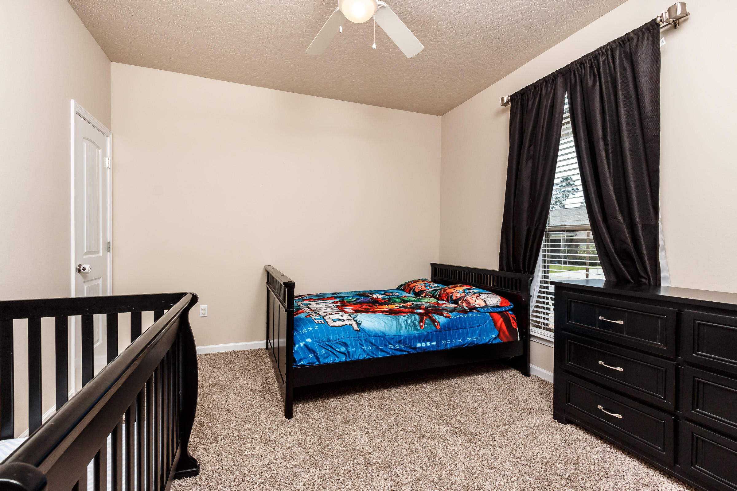 4600 Hermosa Road Crestview, FL 32539 - Photo 28 of 40 a bedroom with a bed and window
