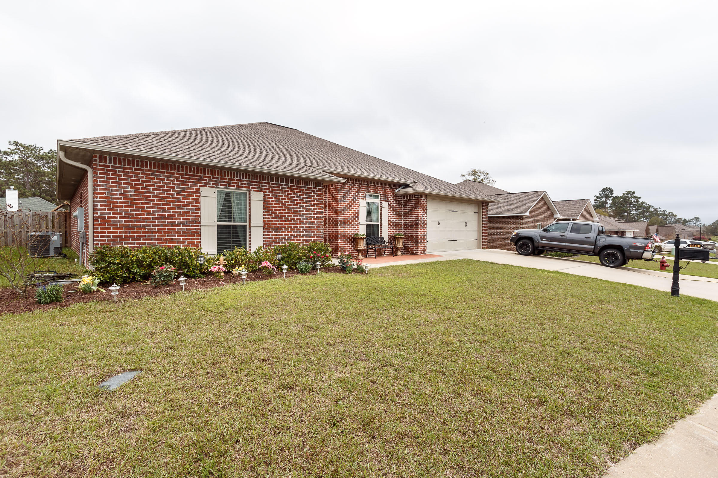 4600 Hermosa Road Crestview, FL 32539 - Photo 31 of 40 a front view of a house with a garden and plants