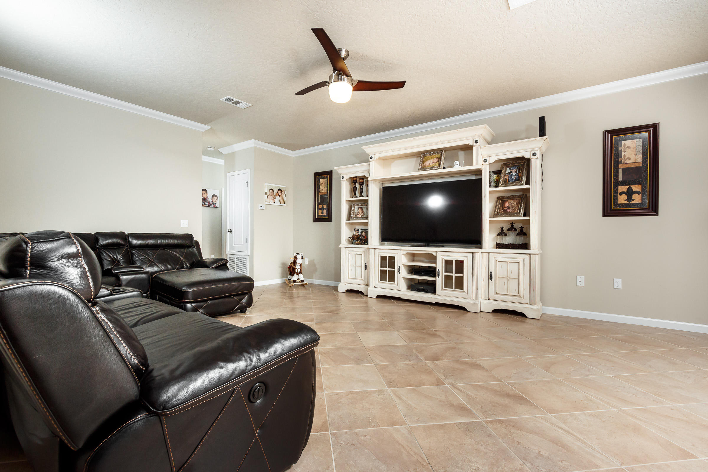 4600 Hermosa Road Crestview, FL 32539 - Photo 8 of 40 a living room with furniture and a flat screen tv