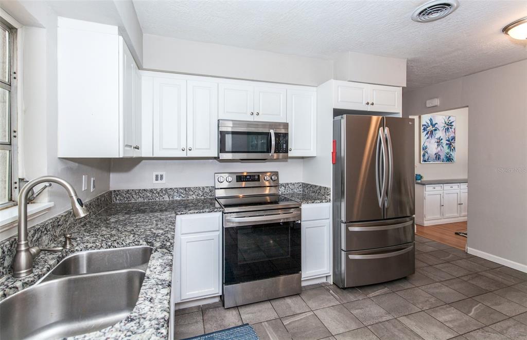 4439 Emerald Ridge Drive Sarasota, FL 34233 - Photo 8 of 48 Kitchen