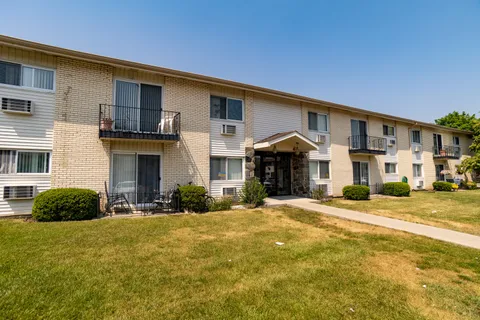 $240,000 | 8924 Kenneth Drive, Unit 107G, Des Plaines, IL 60016