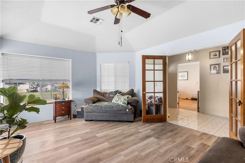 18888 Pellisier Road Tehachapi, CA 93561 - Photo 14 of 43 a living room with furniture and a window