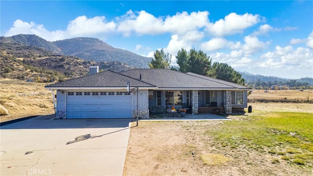 18888 Pellisier Road Tehachapi, CA 93561 - Photo 43 of 43 a front view of a house with a yard and lake view