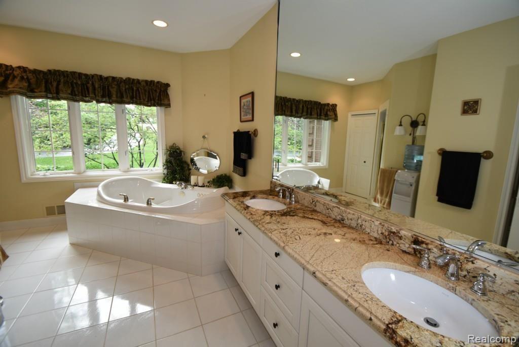 1132 Blue Ridge Drive Clarkston, MI 48348 - Photo 36 of 61 Master Bathroom