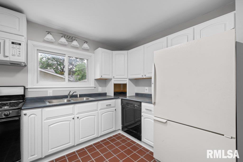 1815 Lincoln Road Bettendorf, IA 52722 - Photo 8 of 27 Gallery Image 8