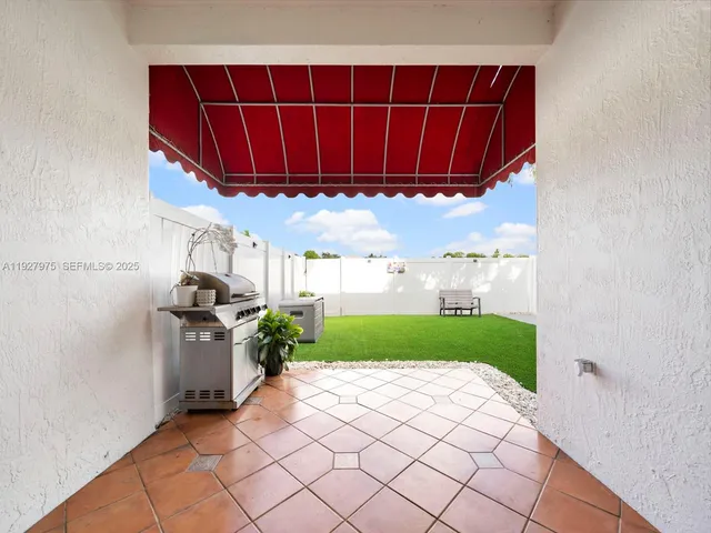 a view of a backyard