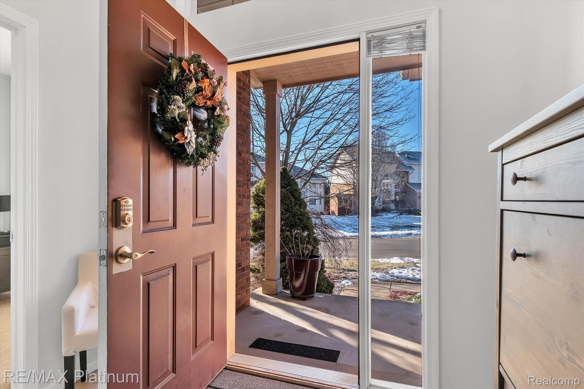 4961 Carrington Drive Rochester, MI 48306 - Photo 4 of 37 Come on in!