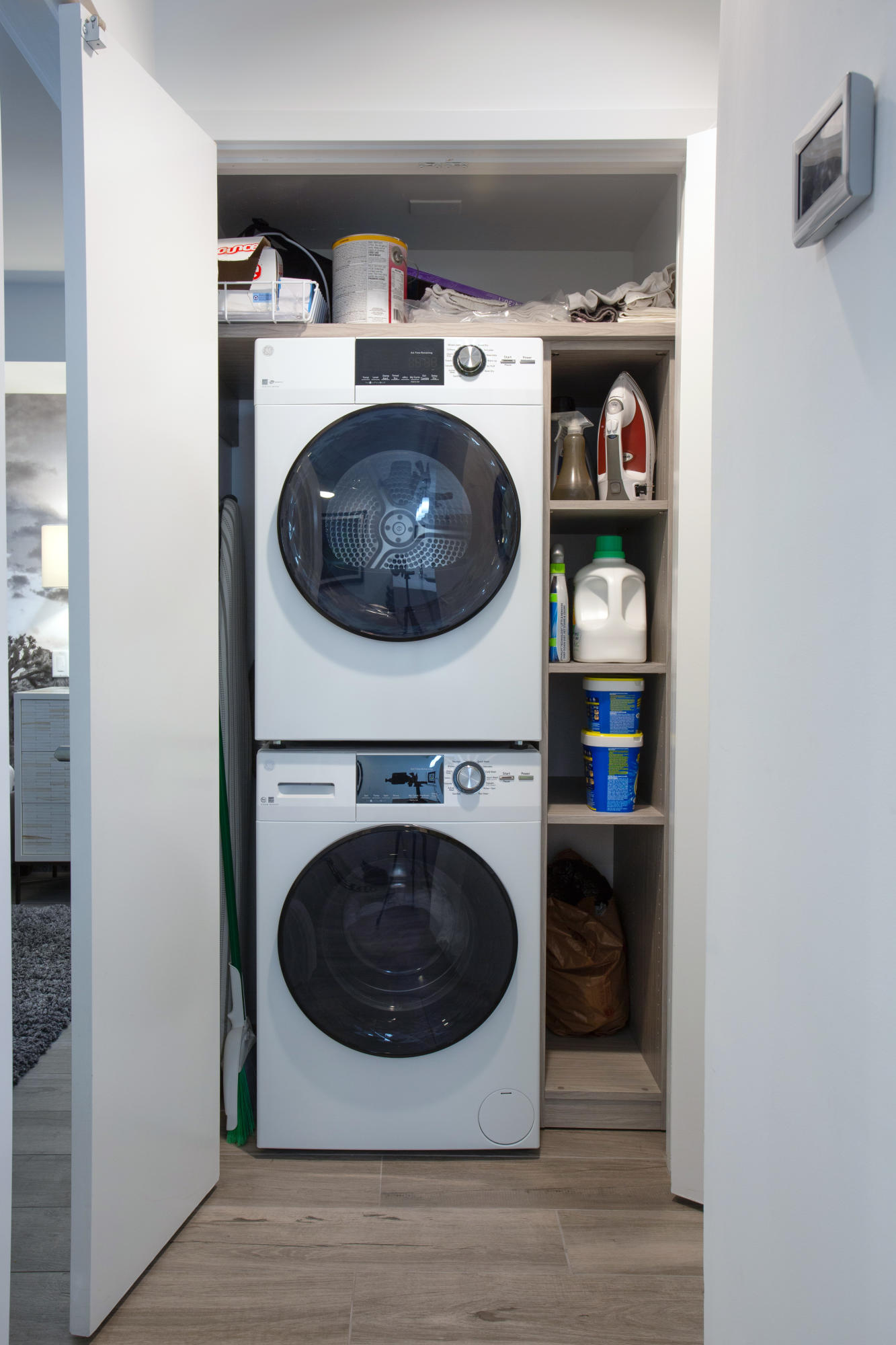 500 East Amado Road, Unit 111 Palm Springs, CA 92262 - Photo 21 of 48 a utility room with dryer and washer