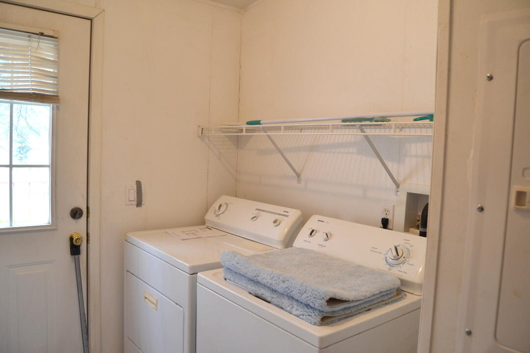 1922 Upper Applegate Road Jacksonville, OR 97530 - Photo 25 of 28 Washer & dryer included