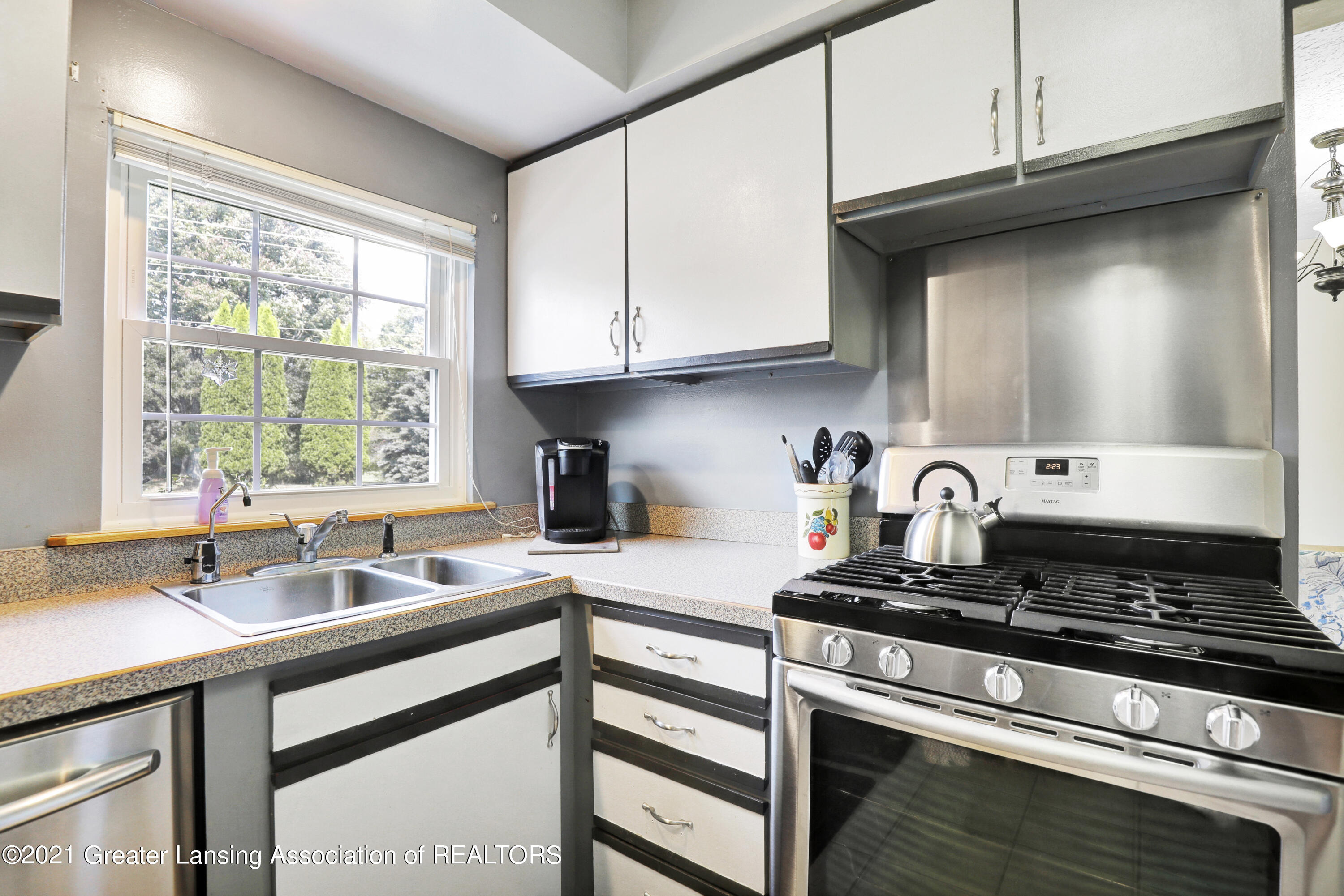 5475 Harper Road Holt, MI 48842 - Photo 14 of 33 kitchen