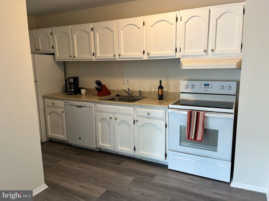 76 Welsh Tract Road, Unit F306 Newark, DE 19713 - Photo 3 of 18 a kitchen with granite countertop white cabinets and white appliances
