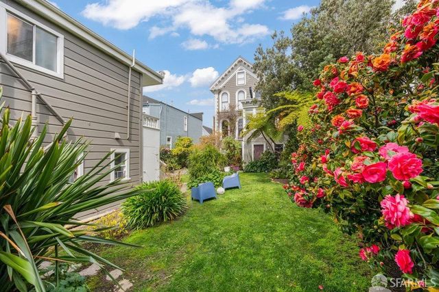 a view of a yard in front of house