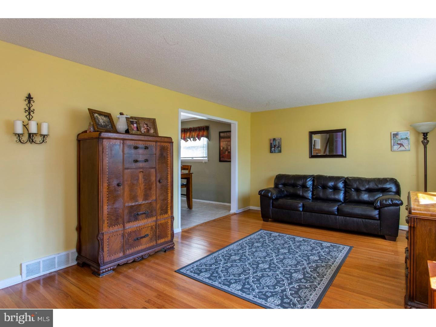 977 Marian Road Warminster, PA 18974 - Photo 4 of 19 Gallery Image 4