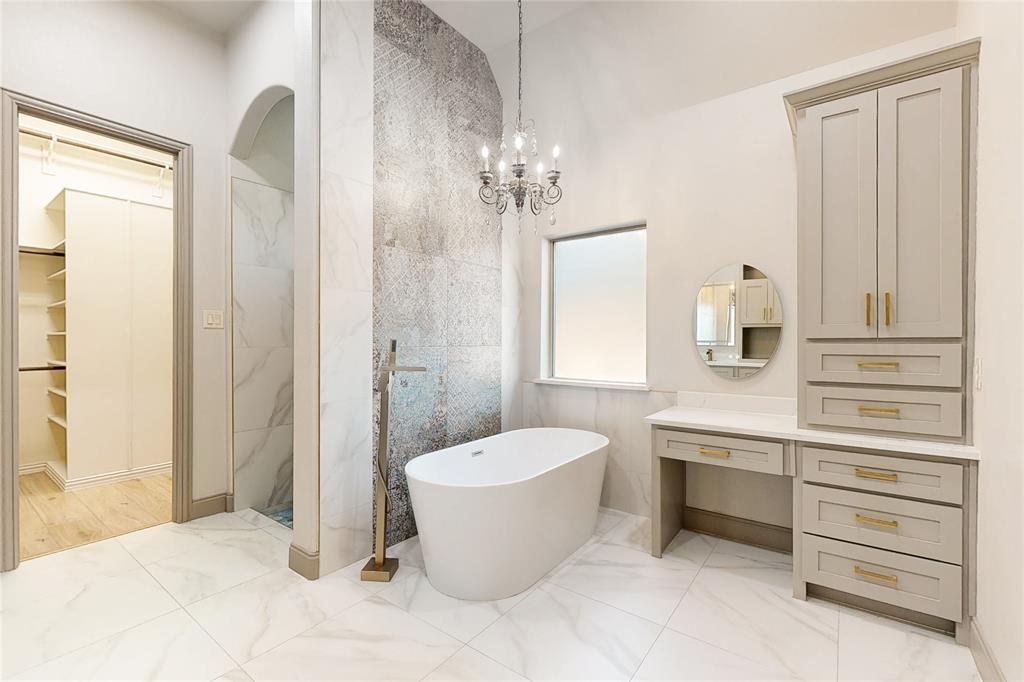 11048 Riney Court Frisco, TX 75035 - Photo 13 of 40 a bathroom with a bathtub a sink and a mirror