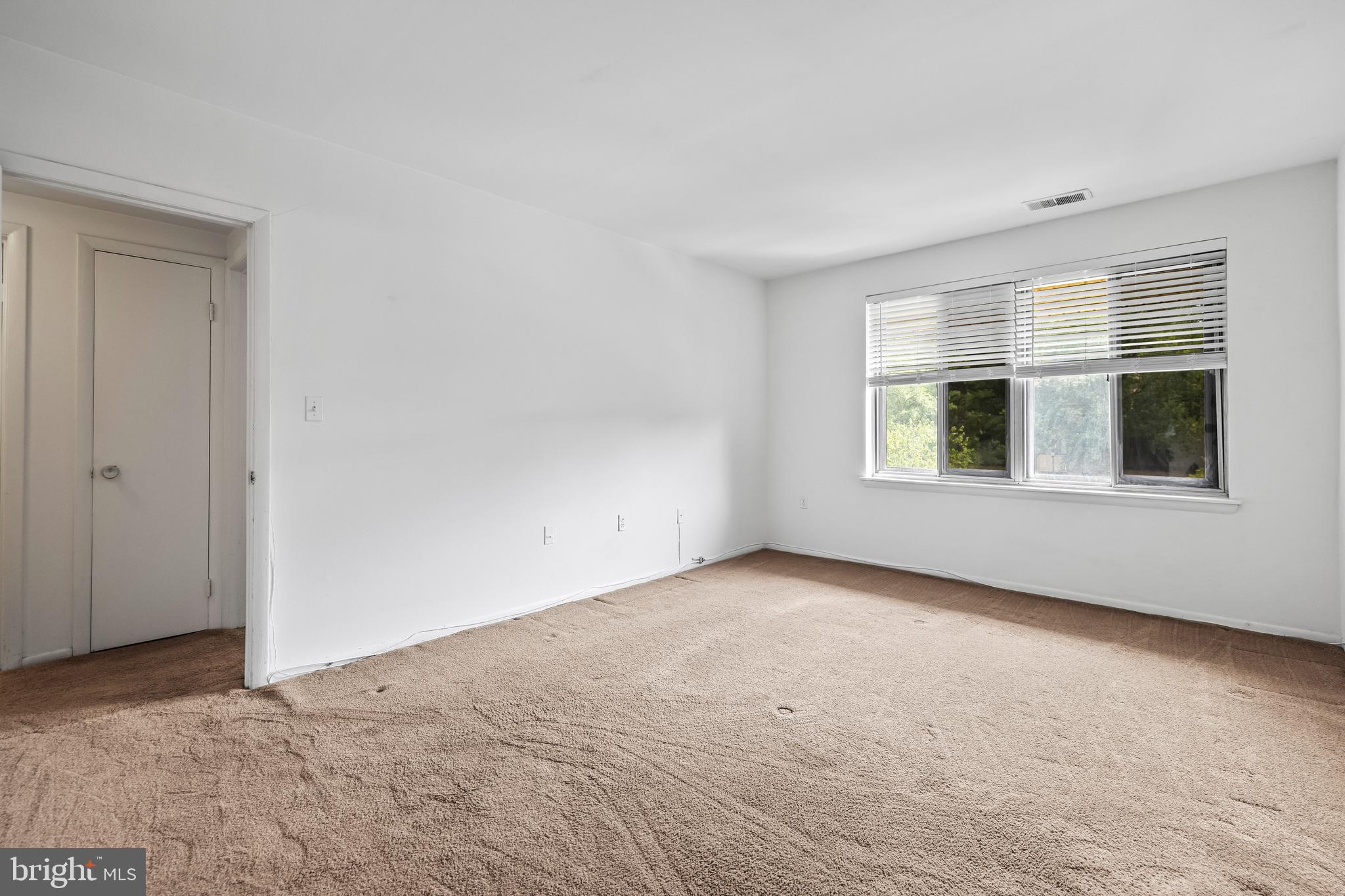 19 Hamill Road, Unit 19E Baltimore, MD 21210 - Photo 12 of 33 living area with windows