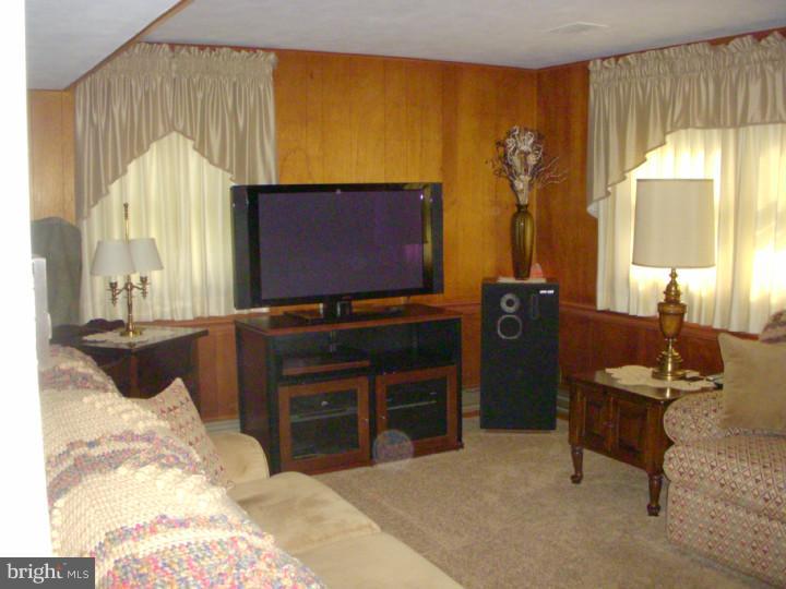 641 Klockner Road Hamilton, NJ 08619 - Photo 13 of 15 Den