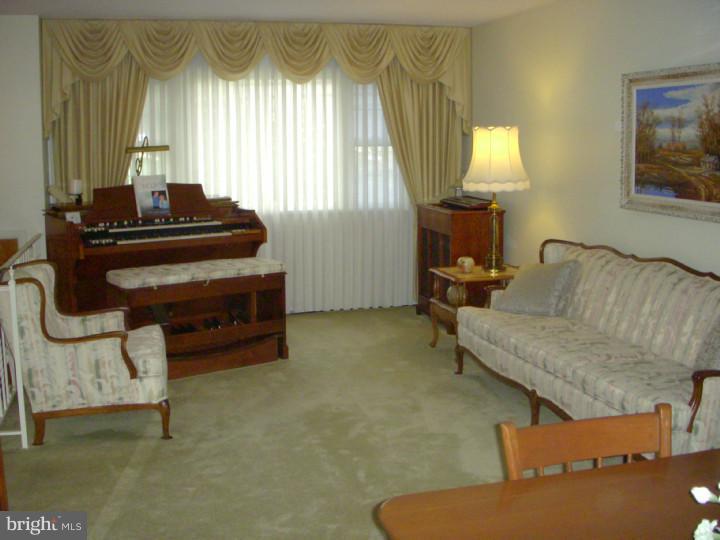 641 Klockner Road Hamilton, NJ 08619 - Photo 5 of 15 Living Room