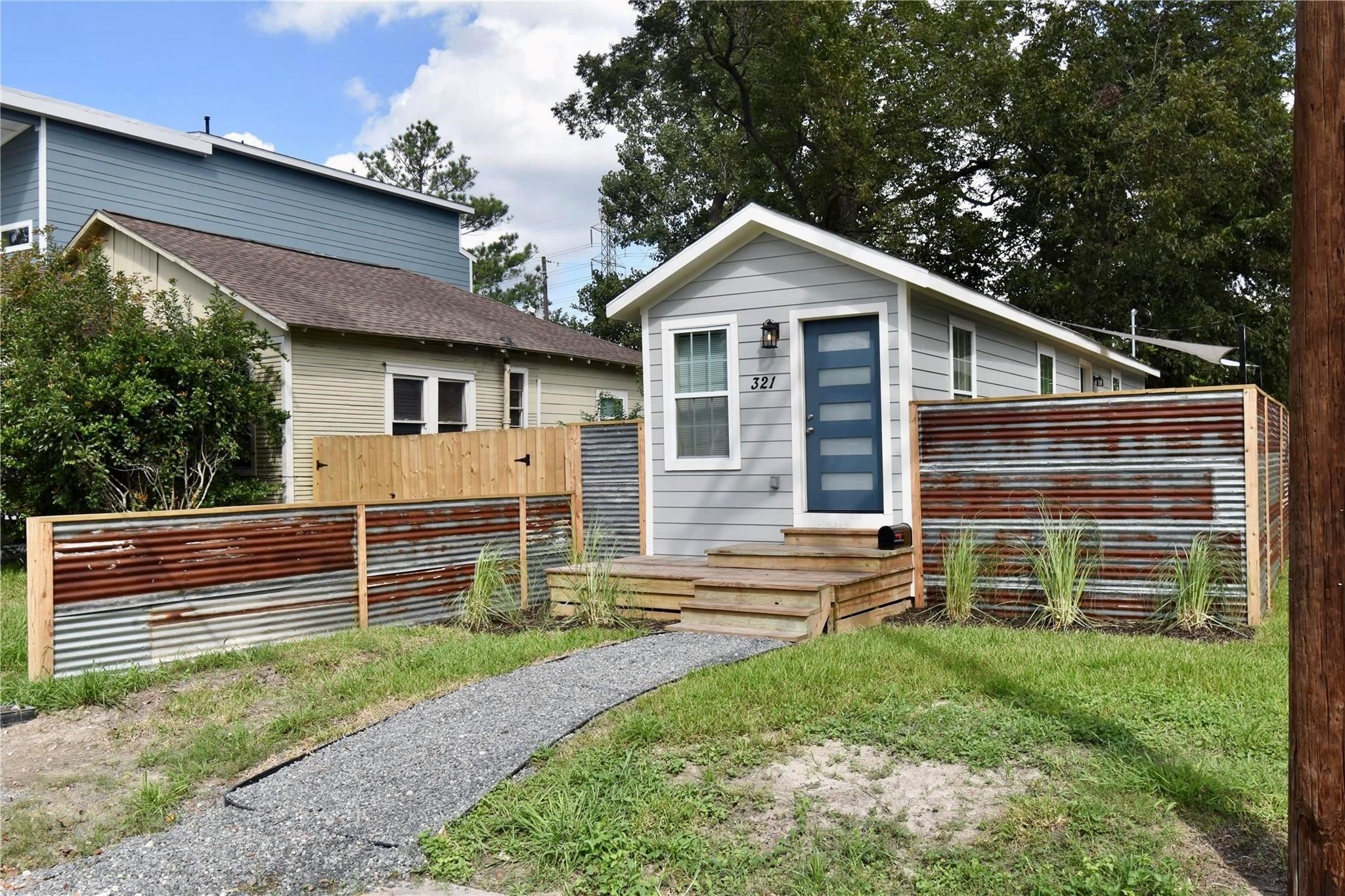 321 East 35th Street Houston, TX 77018 - Photo 2 of 10 a front view of a house with a yard