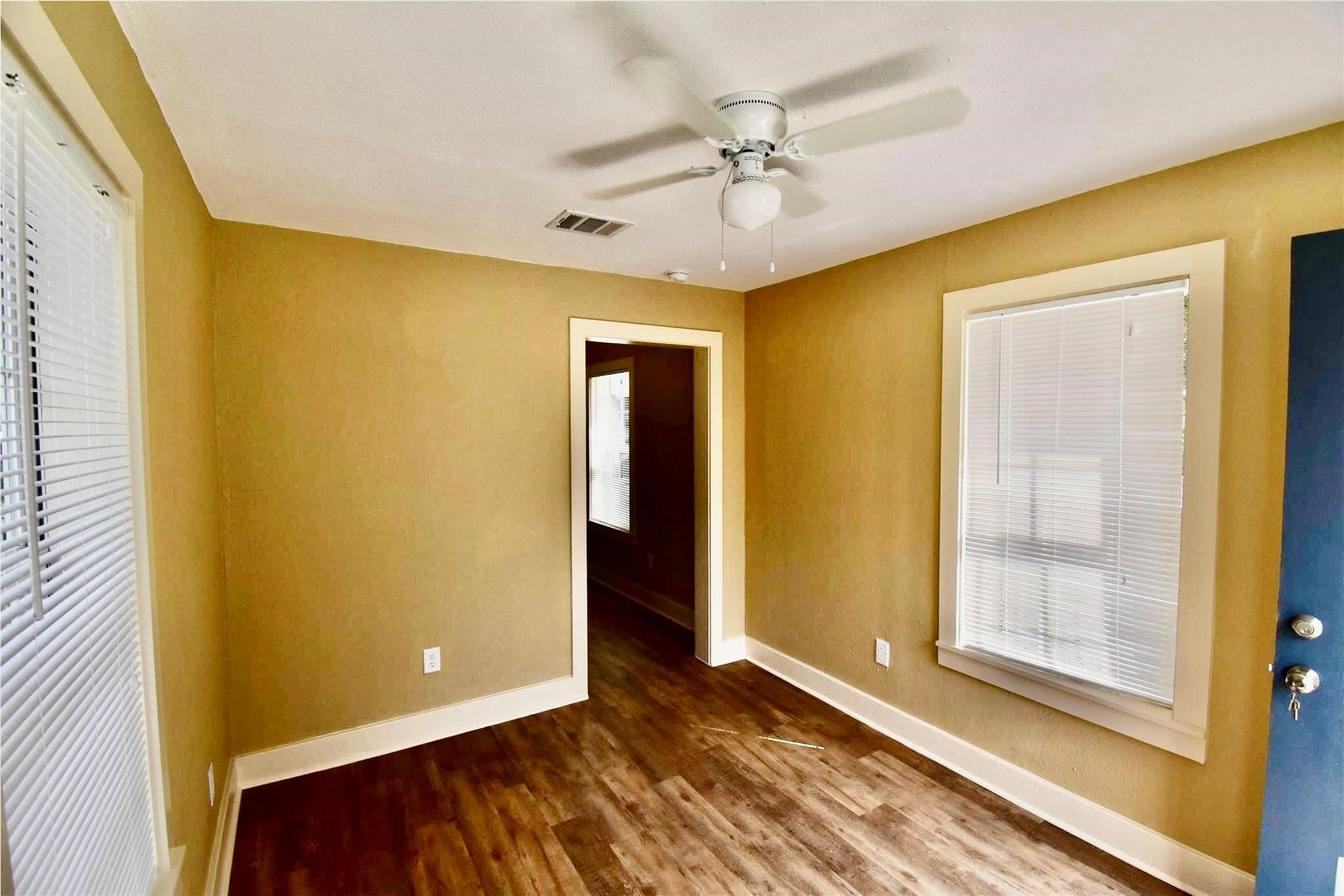 321 East 35th Street Houston, TX 77018 - Photo 6 of 10 a view of an empty room with a window