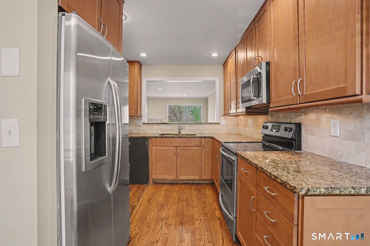 20 East Pembroke Road, Unit 28 Danbury, CT 06811 - Photo 3 of 24