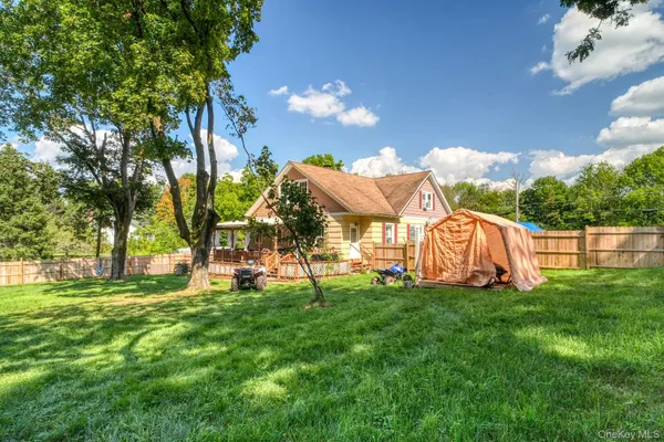 a view of a house with a yard