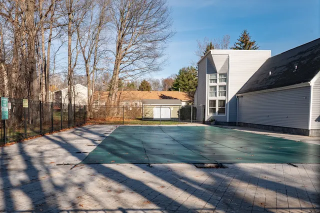 a view of a back yard