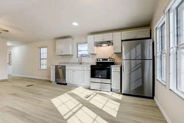 $1,395 | 5806 Highway 35, Alvin, TX 77511