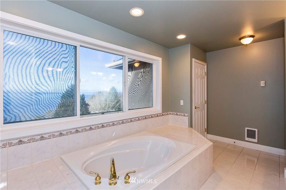 10430 47th Avenue Southwest Seattle, WA 98146 - Photo 12 of 24
