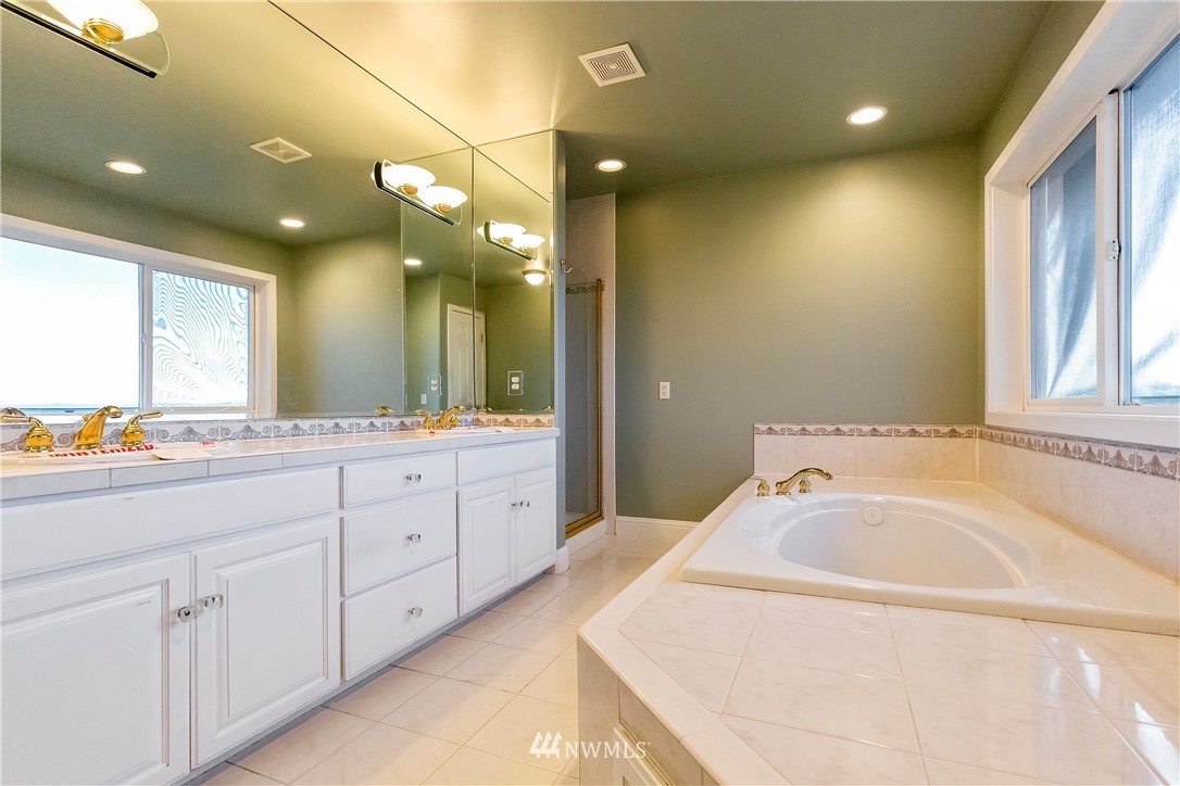 10430 47th Avenue Southwest Seattle, WA 98146 - Photo 13 of 24