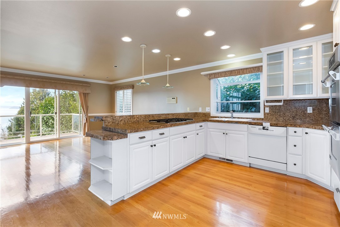 10430 47th Avenue Southwest Seattle, WA 98146 - Photo 15 of 24