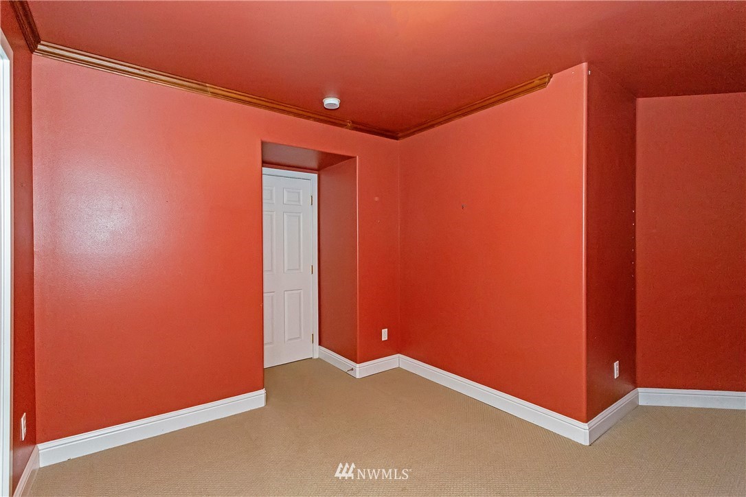 10430 47th Avenue Southwest Seattle, WA 98146 - Photo 17 of 24