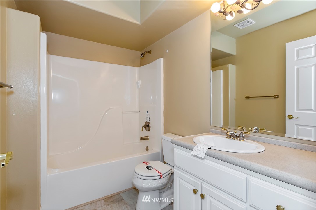 10430 47th Avenue Southwest Seattle, WA 98146 - Photo 18 of 24
