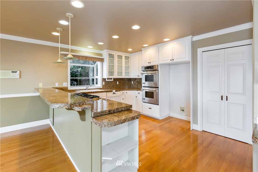 10430 47th Avenue Southwest Seattle, WA 98146 - Photo 5 of 24