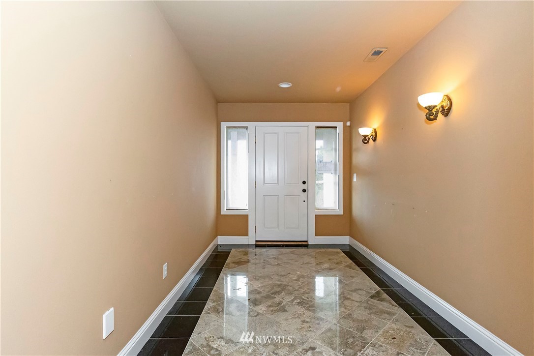 10430 47th Avenue Southwest Seattle, WA 98146 - Photo 9 of 24