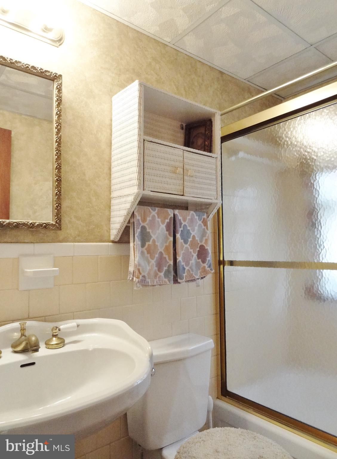 5610 Berwyn Road Berwyn Heights, MD 20740 - Photo 20 of 23 Main level bath