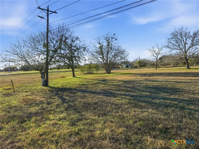 a view of a yard with a house