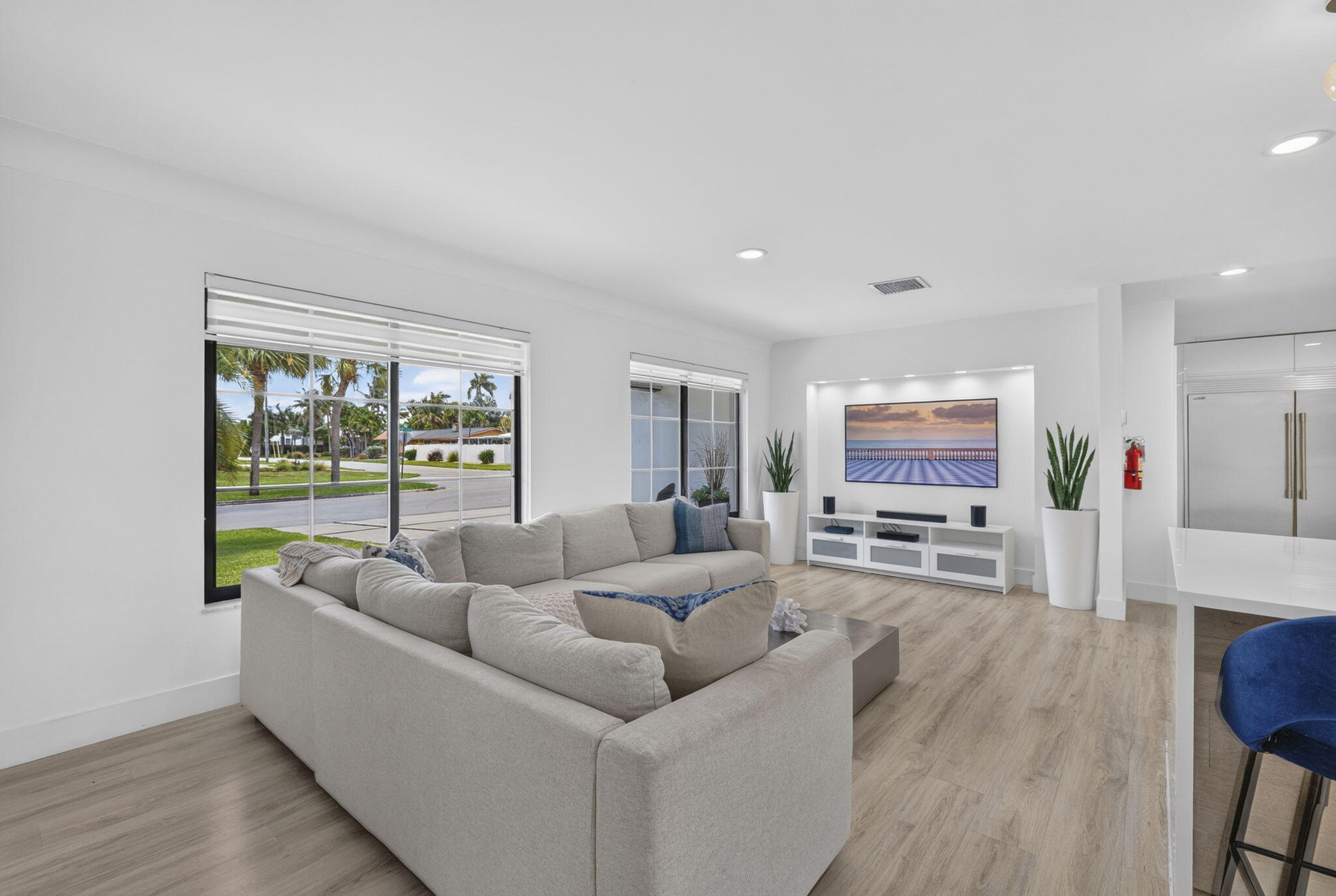 2917 Northeast 35th Court Lighthouse Point, FL 33064 - Photo 7 of 41 Living Room