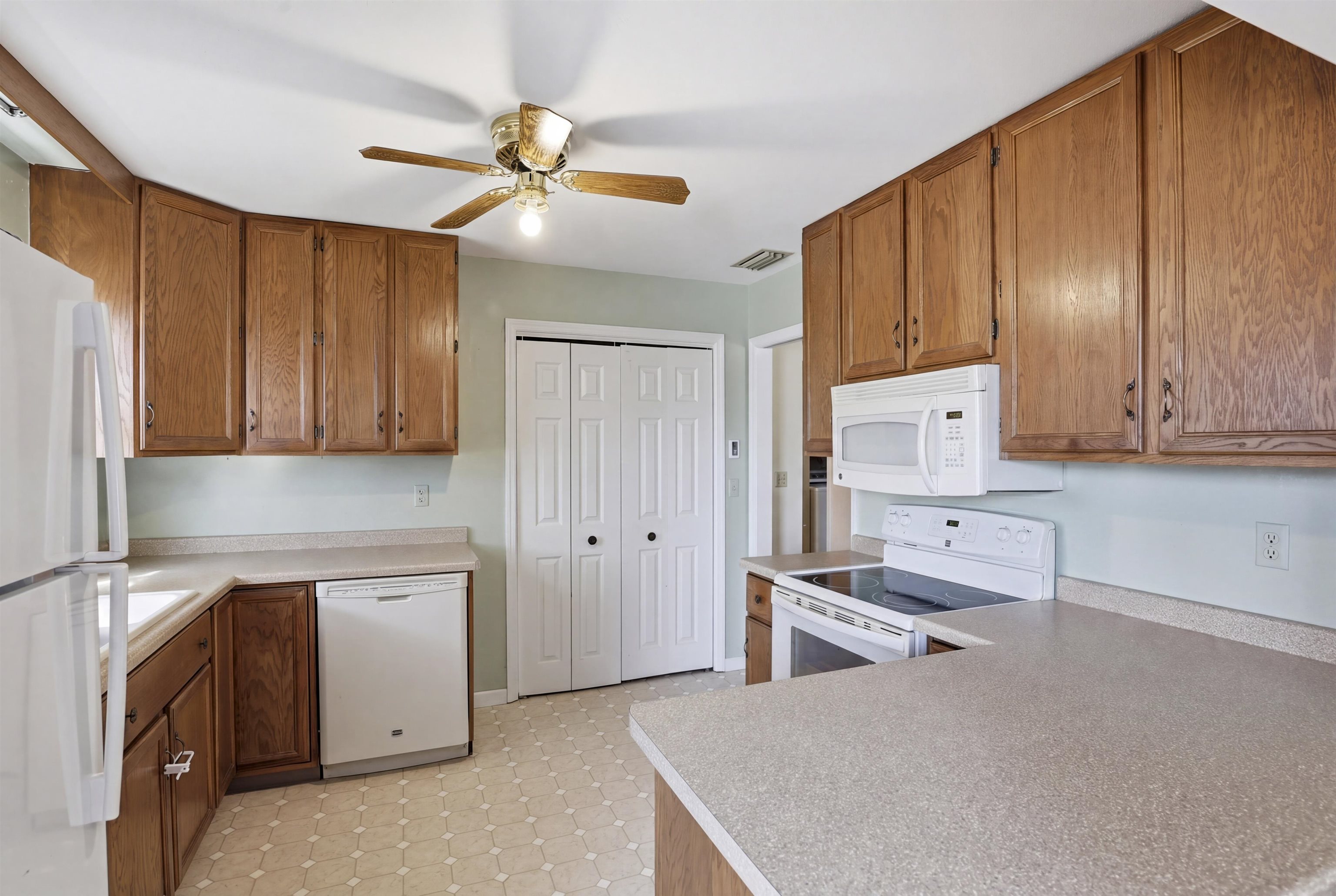 2302 Wisconsin Street Oshkosh, WI 54901 - Photo 10 of 20