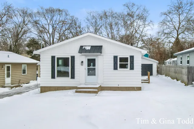 $299,900 | 1628 Ira Avenue Northwest, Grand Rapids, MI 49504